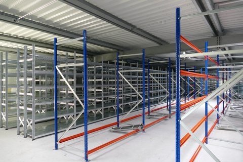 Rayonnage sous plateforme de stockage