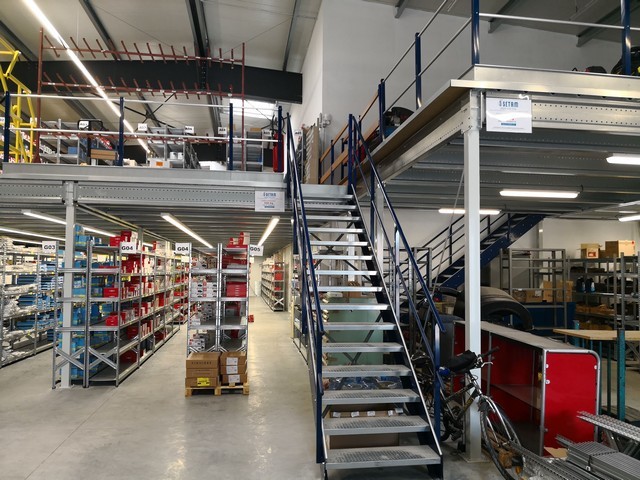 Mezzanine industrielle avec escalier métallique