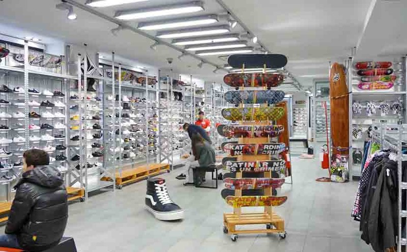 rayonnage magasin de sport