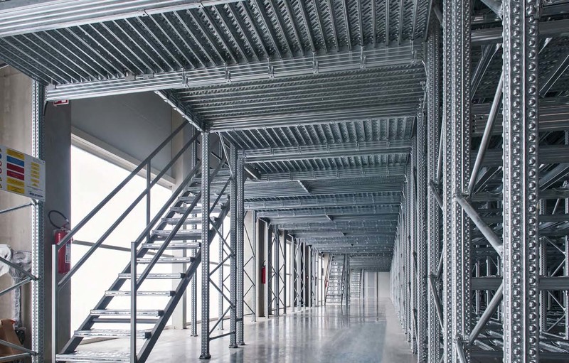 Escalier d'accès pour mezzanine à étages