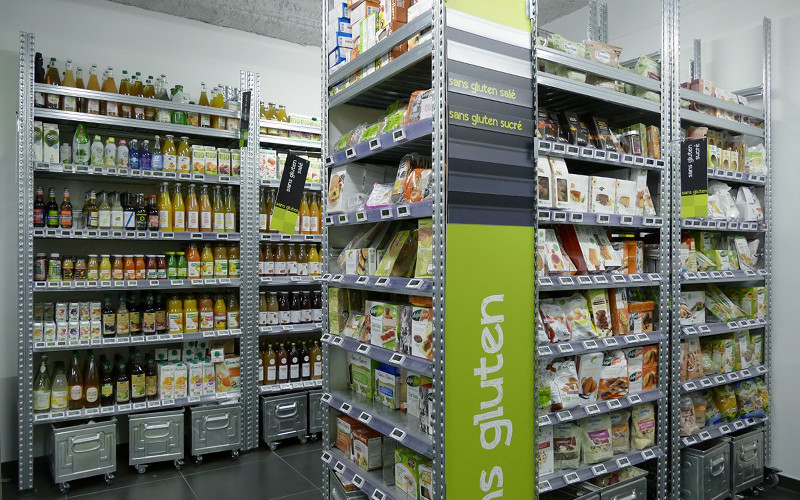 Rayonnage magasin avec caisses de stockage