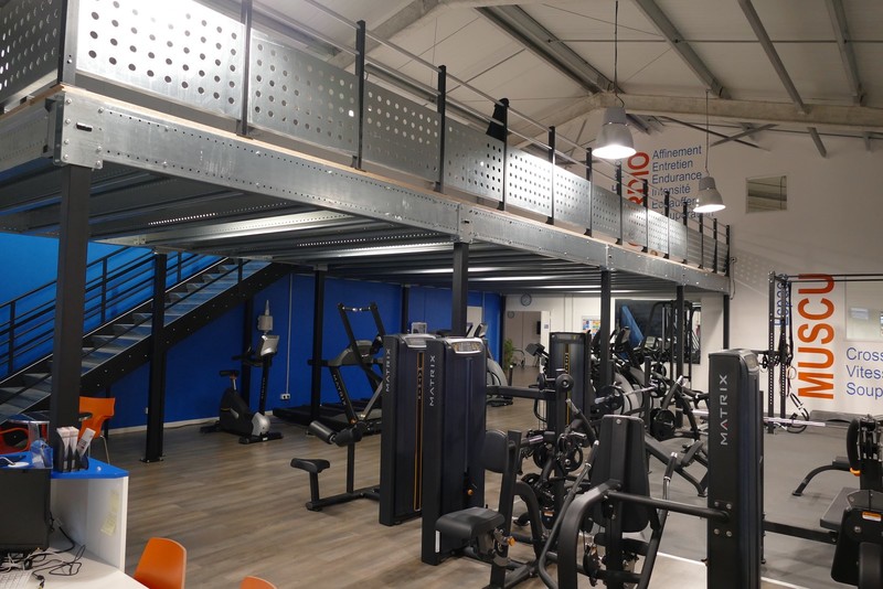 Plateforme mezzanine dans salle de sports