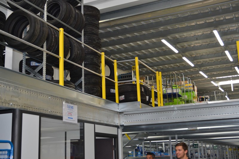 Mezzanine de stockage dans garage automobile