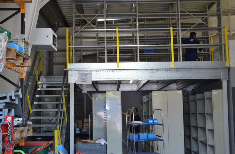 Petite mezzanine industrielle avec rayonnage