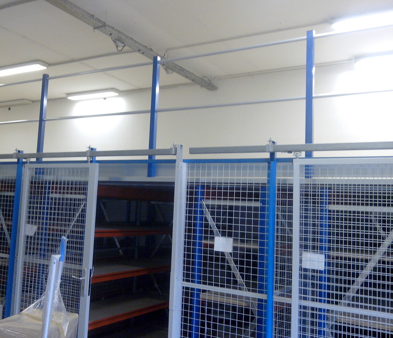 Plateforme mezzanine avec cloison en partie basse