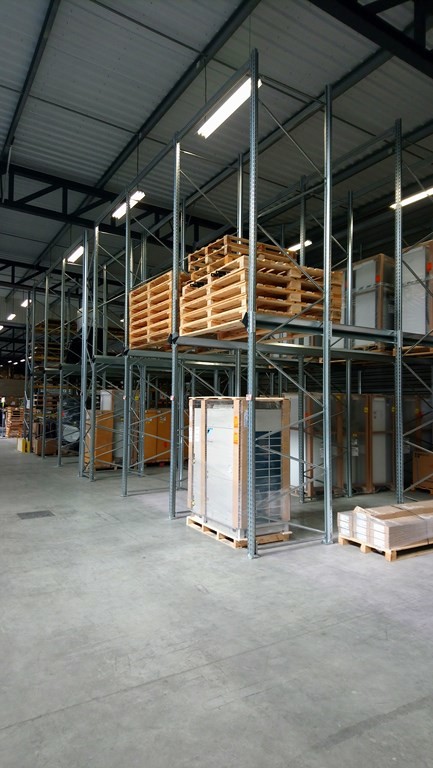 Rack accu entrepôt logistique