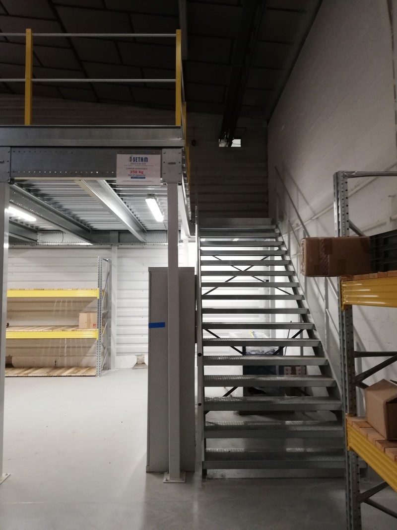 Escalier droit pour plateforme stockage