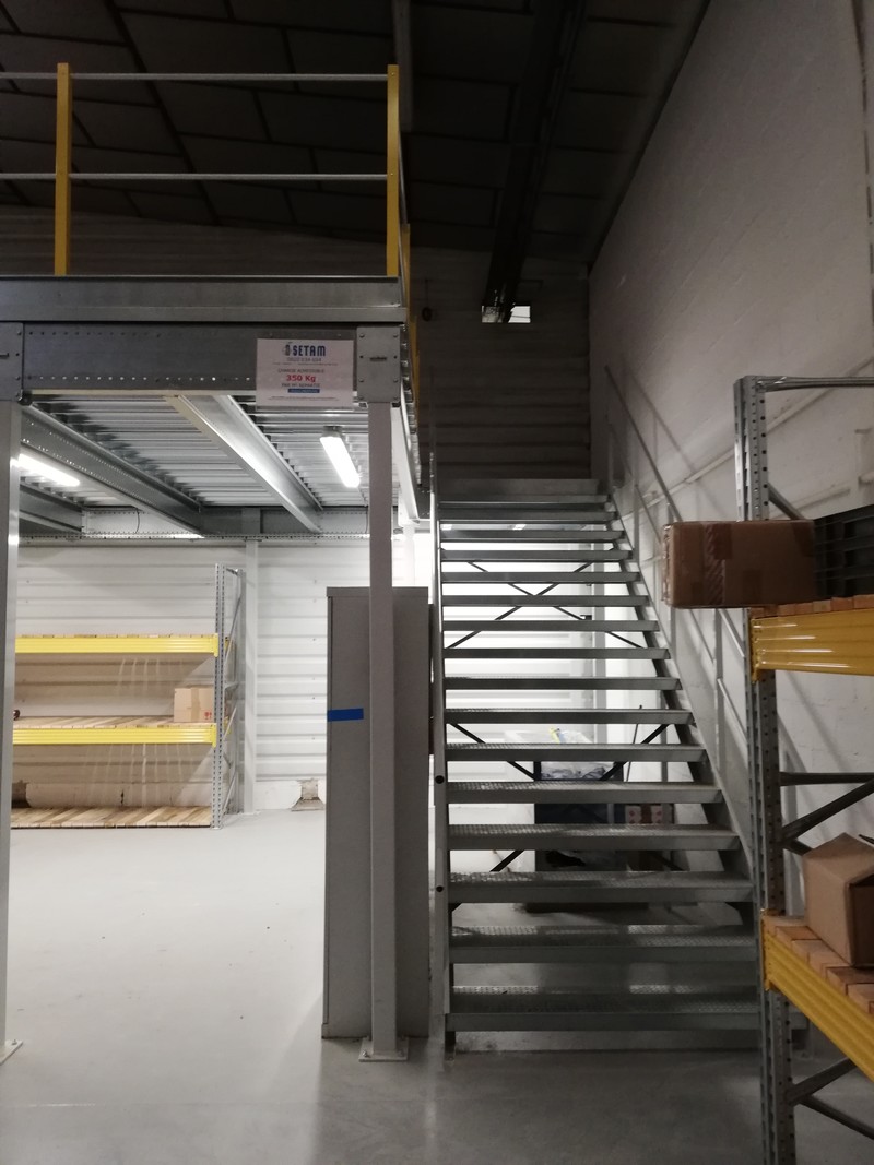 Escalier d'accès sur mezzanine industrielle