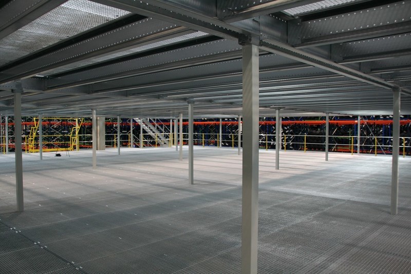 Mezzanine métallique avec plancher caillebottis