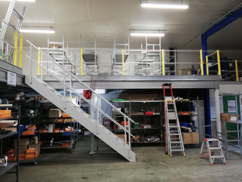 Plateforme industrielle pour stockage avec escalier