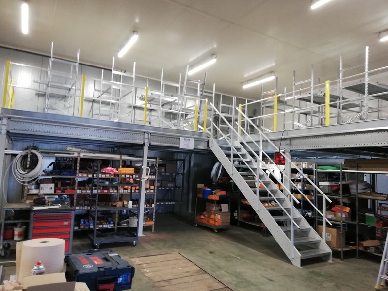 Mezzanine avec rayonnage léger de stockage