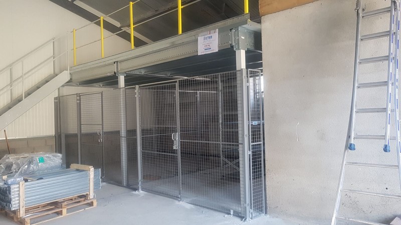 Cloison grillagée sous mezzanine de stockage