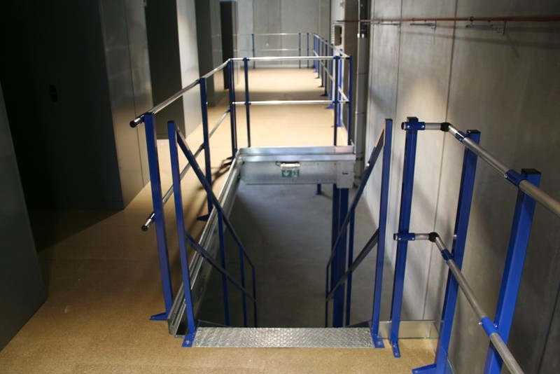 Trémie d'escalier sur mezzanine de stockage