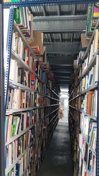 Rayonnage stockage livres sous mezzanine