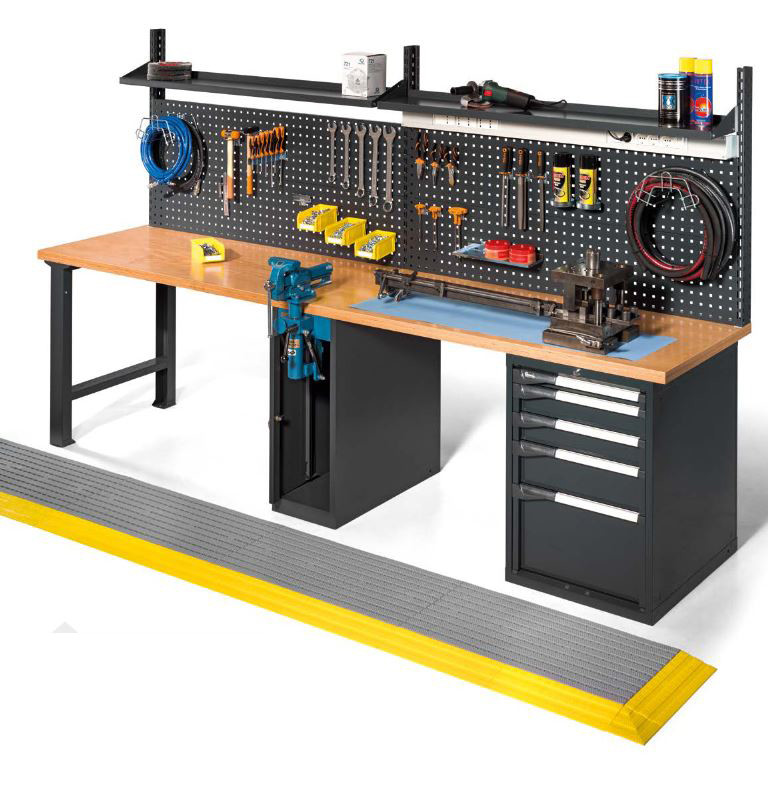 Etabli avec panneau perforé et étau rétractable